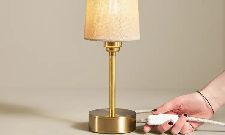 Lampu meja emas, Sumber: dowsingandreynolds.com