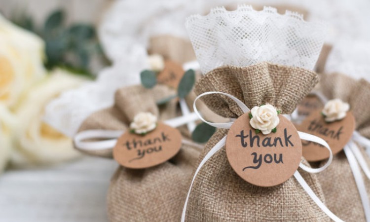 Souvenir pernikahan, Sumber: weddinghashers.com