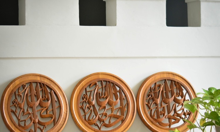 Kaligrafi Kayu Jati, Sumber: shopee.co.id