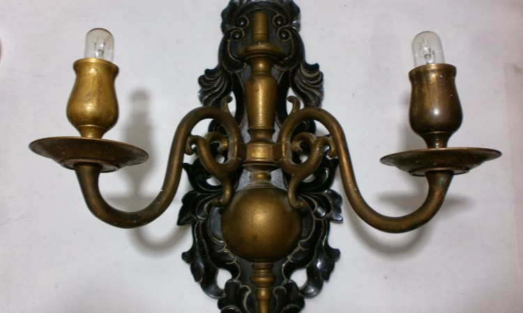 Lampu kuningan antik, Sumber: antikpisan.blogspot.com