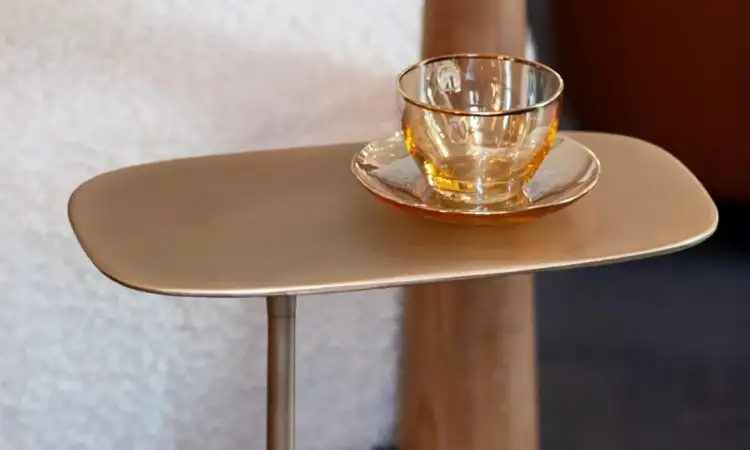 Meja kuningan brushed brass, Sumber: unism.store