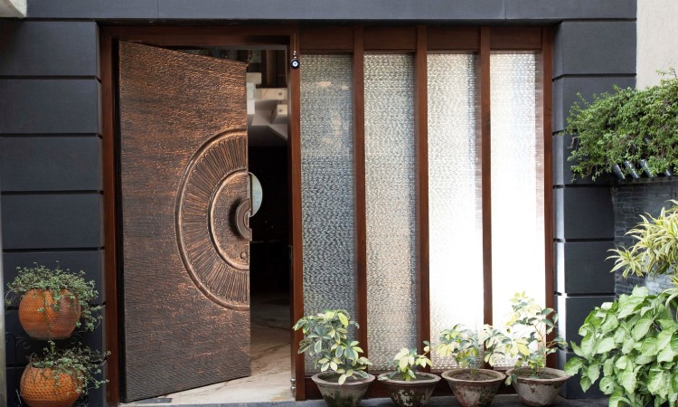 Cara merawat pintu tembaga, Sumber: aluminr.com