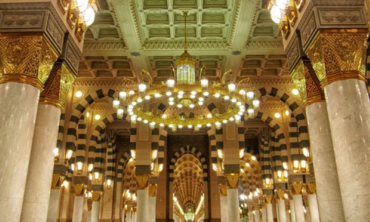 Lampu gantung masjid An-nabawi, Sumber; rjtravelagency.com