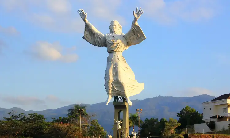 Patung Yesus Memberkati, Sumber: indonesiakaya.com