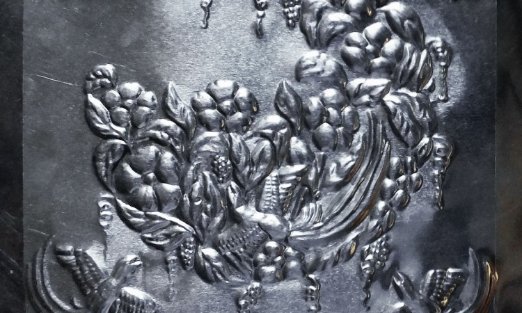 Seni ukir logam, Sumber: emaabudi.blogspot.com