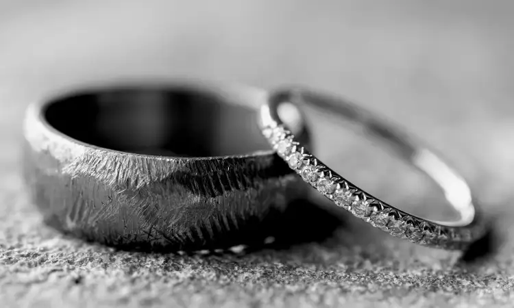 Perhiasan titanium, Sumber: jwfuniquedesigns.co.uk