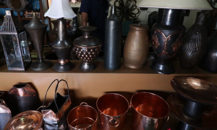 Kerajinan logam tembaga, Sumber: antaranews.com