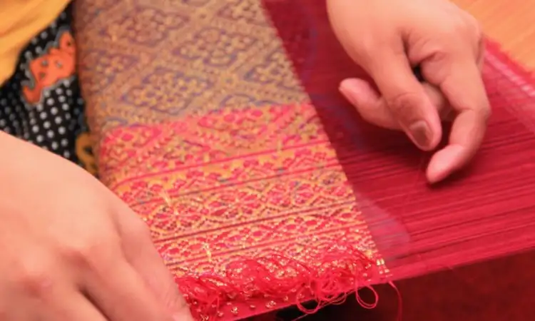 Tenun songket palembang, Sumber: indonesiakaya.com