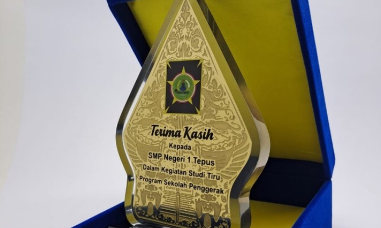 Plakat, Sumber: tokopedia.com