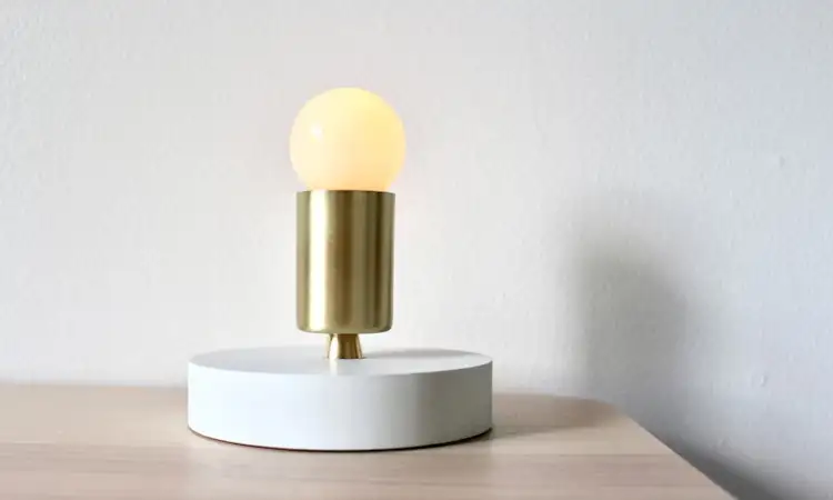 Lampu meja kuningan minimalis, Sumber: etsy.com